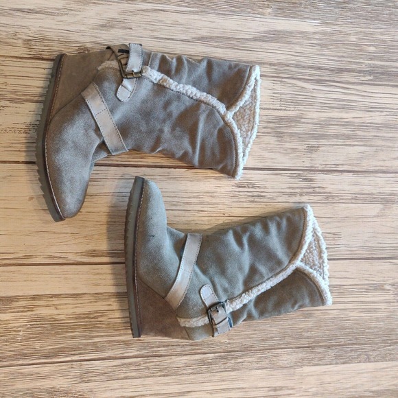 Skechers Women's Mid-calf Boot Wedge Heel Taupe Size 8 Suede Cozy Strappy. - Picture 2 of 6